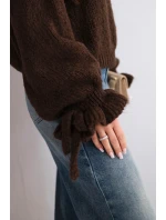 Dámský svetr s příměsí mohéru s hrubým pletením a ozdobnými rukávy hnědý
