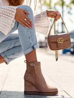 Ozdobené Kožené Boty Na Koturnu S Ocíněním Bežové Vere