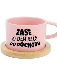 ZASE O DEN BLÍŽ DO DŮCHODU - růžový hrníček makronka 200 ml
