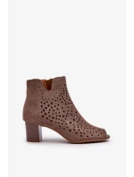 Dámské prolamované eko semišové boty na vysokém podpatku s otevřenou špičkou Hnědá Halania Dámské prolamované eko semišové boty na vysokém podpatku s otevřenou špičkou Hnědá Halania