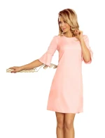 Dámské trapézové šaty v pastelově růžové barvě s rozšířenými rukávy model 7268097 Dámské trapézové šaty v pastelově růžové barvě s rozšířenými rukávy model 7268097