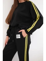 Dámský teplákový komplet Masełko s lampasy a volnou mikinou černý