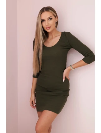 Přiléhavé šaty s khaki výstřihem