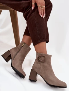 Dámské zateplené semišové kotníkové boty na sloupku s ozdobným detailem – béžové Artiker