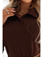 649-1 Elegantní midi šaty s límečkem a bočním rozparkem - čokoládové