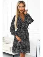 506-1 Šifonové šaty s výstřihem, volánem a páskem - černobílý vzor