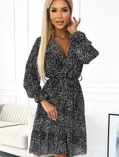 506-1 Šifonové šaty s výstřihem, volánem a páskem - černobílý vzor