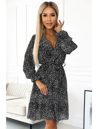 506-1 Šifonové šaty s výstřihem, volánem a páskem - černobílý vzor