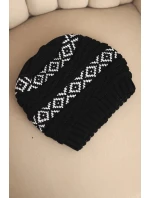Dámská zimní čepice s vzorem a vlnou K425 černá Dámská zimní čepice s vzorem a vlnou K425 černá