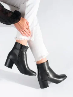 Zajímavé černé kotníčkové boty dámské na širokém podpatku