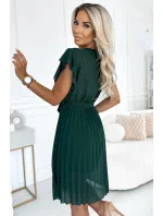 424-6 Šifonové plisované šaty s výstřihem a volánky - BOTTLE GREEN