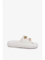 Dámské pěnové pantofle s ozdobnými připínkami Vinceza – bílé