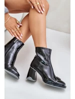 Lakované kotníkové boty na podpatku zateplené s ozdobou D&A černé Lakované kotníkové boty na podpatku zateplené s ozdobou D&A černé