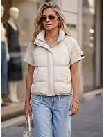 Krátká dámská prošívaná péřová vesta v barvě ecru FashionStreet TY5923 Krátká dámská prošívaná péřová vesta v barvě ecru FashionStreet TY5923
