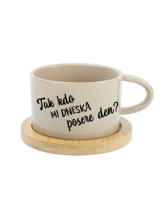 TAK KDO MI DNESKA POSERE DEN? - krémový hrníček makronka 200 ml TAK KDO MI DNESKA POSERE DEN? - krémový hrníček makronka 200 ml