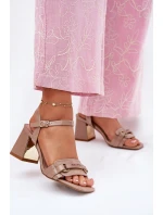 Kožené lakované dámské sandály na podpatku béžové Mevonelle