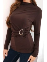 Dámská blůza z viskózy s nařasením a ozdobnou sponou hnědá Dámská blůza z viskózy s nařasením a ozdobnou sponou hnědá