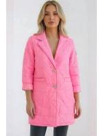 Dámská bunda Plus Size prošívaná s ozdobnými knoflíky a límcem jasno růžová