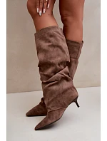 Zvrásněné kozačky s kitten heel na klínu z semiše v khaki barvě Lowen Zvrásněné kozačky s kitten heel na klínu z semiše v khaki barvě Lowen