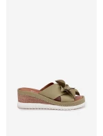 Kožené Dámské Sandály Na Klínu S Dekorativním Květinou Artiker 52C0503 Zelené