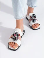 Komfortní dámské sandály bílé na plochém podpatku Komfortní dámské sandály bílé na plochém podpatku