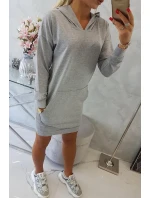 Šedé šaty s kapucí