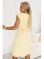 311-21 LILA Klasické plisované šaty s krátkými rukávy a páskem - máslově žluté
