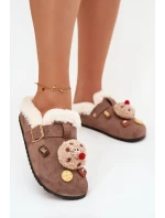 Dámské pantofle s ozdobami a sponou, zateplené kožíškem – hnědé Thalora Dámské pantofle s ozdobami a sponou, zateplené kožíškem – hnědé Thalora