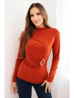 Dámská blůza z viskózy s nařasením a ozdobnou sponou ruda