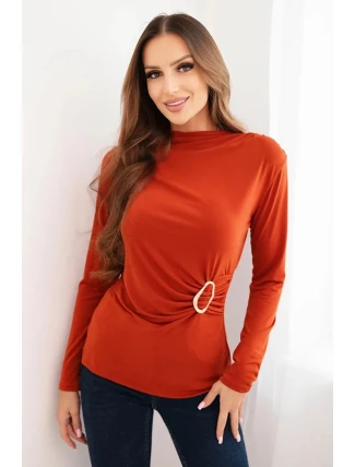 Dámská blůza z viskózy s nařasením a ozdobnou sponou ruda
