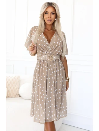 604-3 Smyslné bílé hrachové šaty s obálkovým výstřihem a ozdobným páskem - béžové