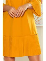 Pohodlné plisované dámské šaty v hořčicové barvě model 7771171 Pohodlné plisované dámské šaty v hořčicové barvě model 7771171