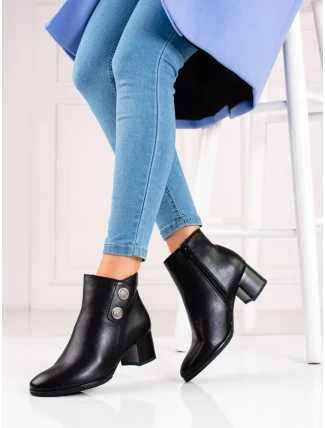 Jedinečné černé dámské  kotníčkové boty na širokém podpatku