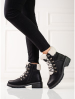 Pohodlné černé dámské  kotníčkové boty na plochém podpatku