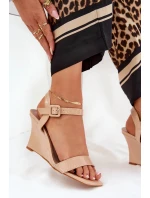 Dámské lakované sandály na klínku Nude Vliraya