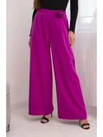 Dámské elegantní kalhoty se širokou nohavicí a ozdobným květem tmavě fialové Dámské elegantní kalhoty se širokou nohavicí a ozdobným květem tmavě fialové