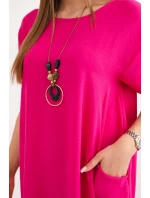 Šaty s kapsami a přívěskem fuchsie