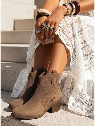 Dámské kozačky s prolamovaným svrškem na nízkém podpatku béžové barvy FashionStreet ZY1429