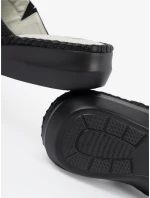 Moderní dámské  nazouváky černé na plochém podpatku