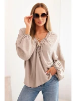 Dámská blůza s viskózou s nařaseným výstřihem a ozdobou fango