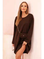 Dámské šaty volného střihu s kabelkou na řetízku IT-85 Tmavě fialová - K-Fashion