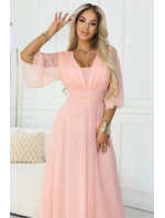 654-4 Dlouhé třpytivé plus size šaty s výstřihem a průhlednými rukávy - broskvová barva