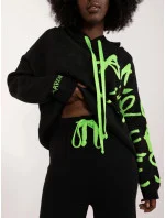 Černo/zelený dvoudílný komplet - svetr s kapucí a široké kalhoty (1469) Černo/zelený dvoudílný komplet - svetr s kapucí a široké kalhoty (1469)