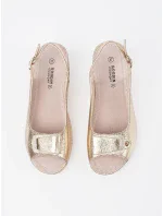 Klasické zlaté dámské  sandály na klínku