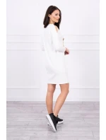 Šaty s 3D grafikou a zdobenými volánky v barvě ecru Šaty s 3D grafikou a zdobenými volánky v barvě ecru