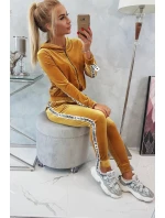 Velurová souprava s ozdobnými stuhami hořčicová