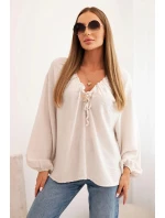 Dámská blůza s viskózou, s nařaseným výstřihem a ozdobou béžová