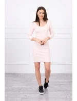 Přiléhavé šaty s výstřihem pudrově růžové