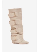 Dámské kozačky na podpatku se zkroutěnou holínkou a zlatými přezkami světle béžové Isavelle Dámské kozačky na podpatku se zkroutěnou holínkou a zlatými přezkami světle béžové Isavelle