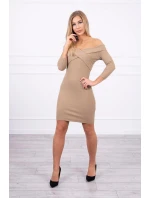 Přiléhavé šaty s výstřihem do V camel